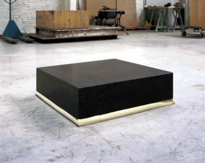 Un bloc de pierre de 80x80x20cm sur un bloc de polyuréthane de 80x80x20cm