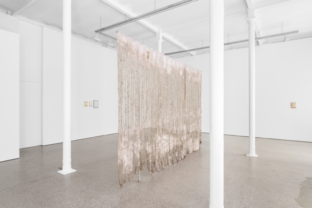 Installation view, Ne pas laver le sable jaune