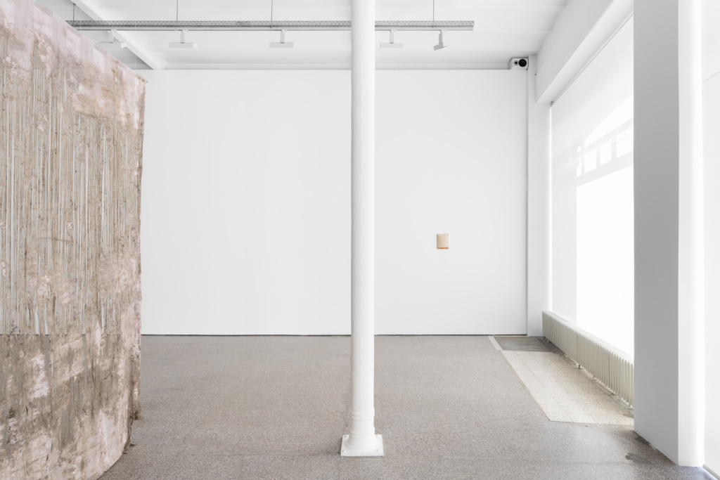 Installation view, Ne pas laver le sable jaune