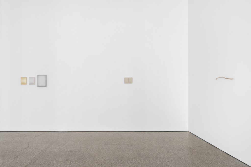 Installation view, Ne pas laver le sable jaune