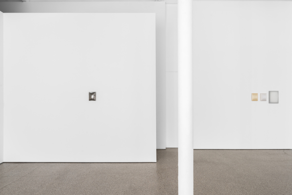 Installation view, Ne pas laver le sable jaune