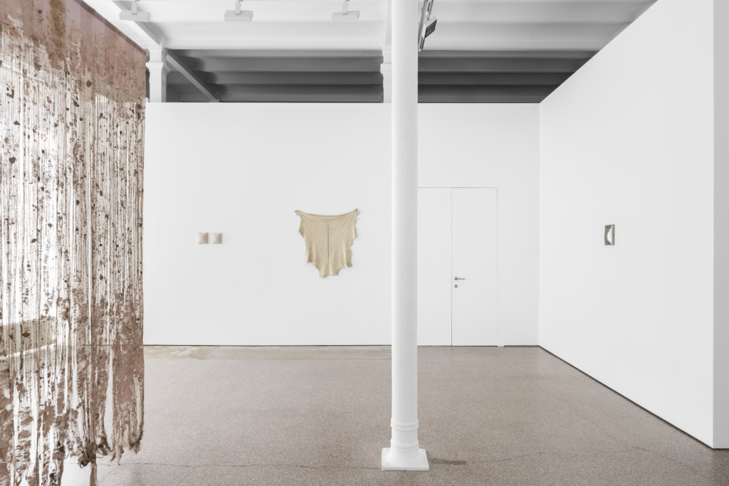Installation view, Ne pas laver le sable jaune