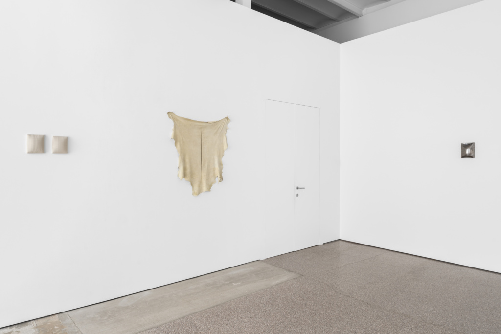 Installation view, Ne pas laver le sable jaune