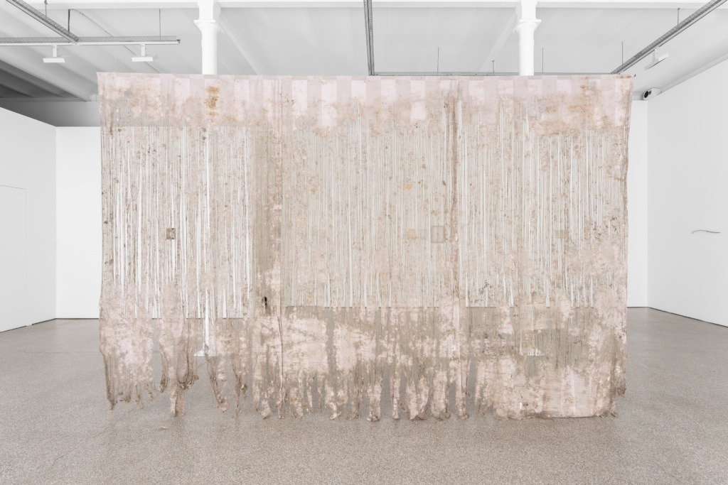 Installation view, Ne pas laver le sable jaune