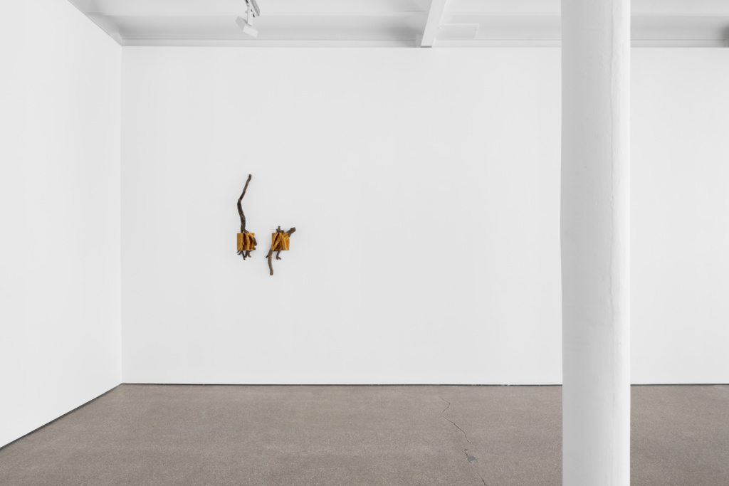 Installation view, Ne pas laver le sable jaune