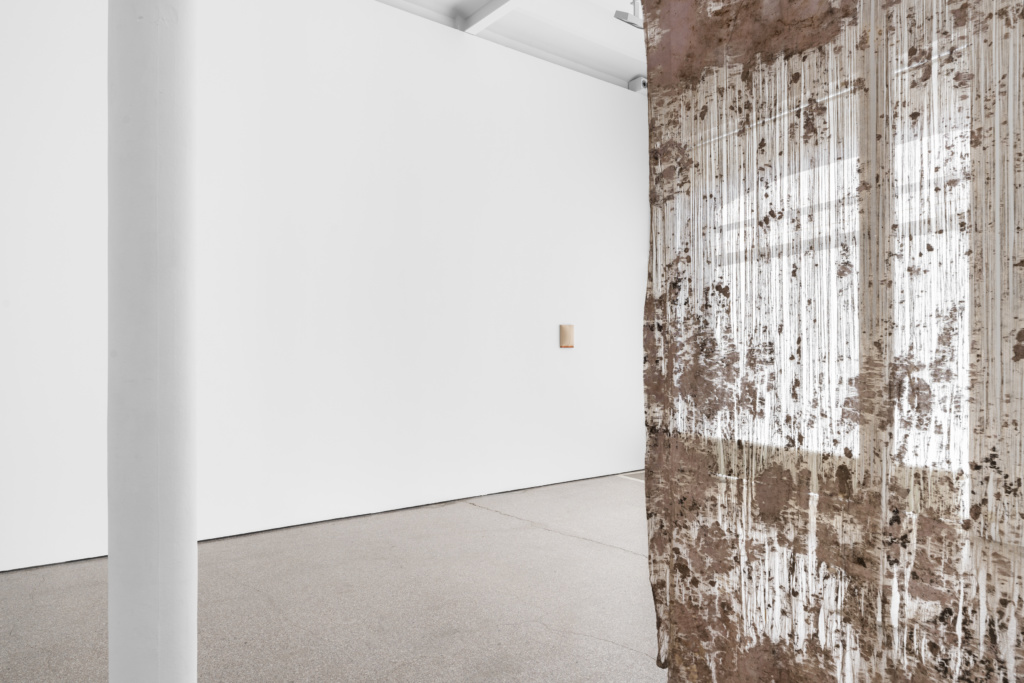 Installation view, Ne pas laver le sable jaune