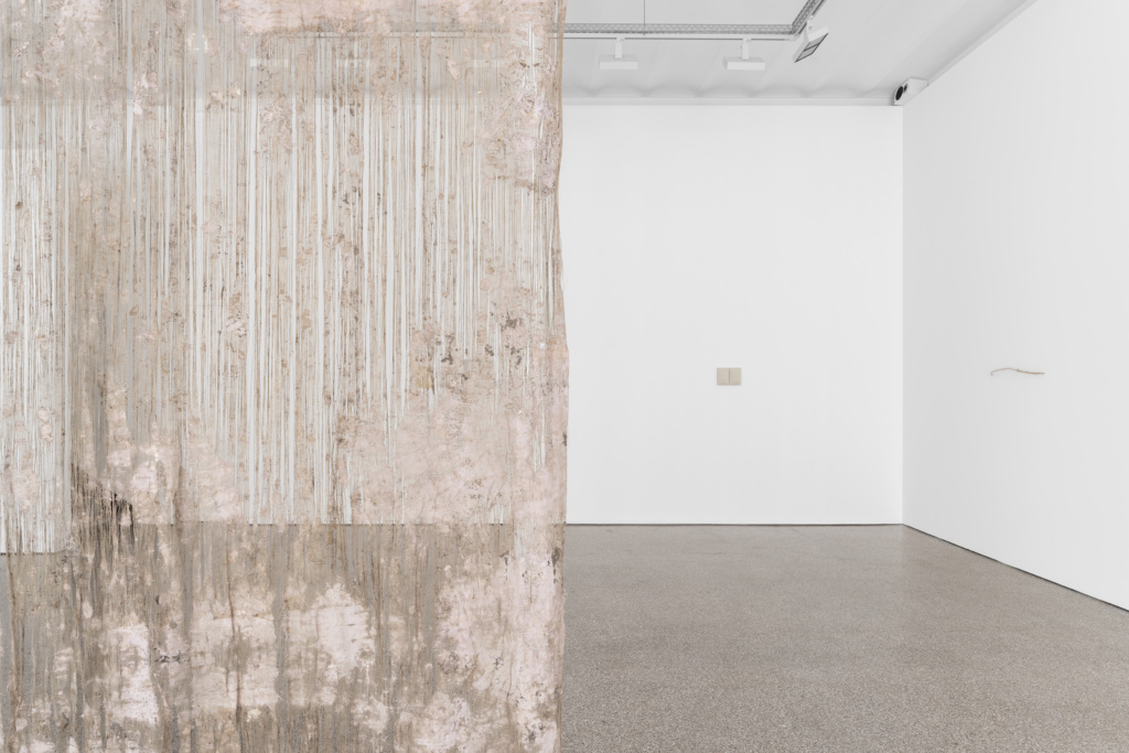 Installation view, Ne pas laver le sable jaune